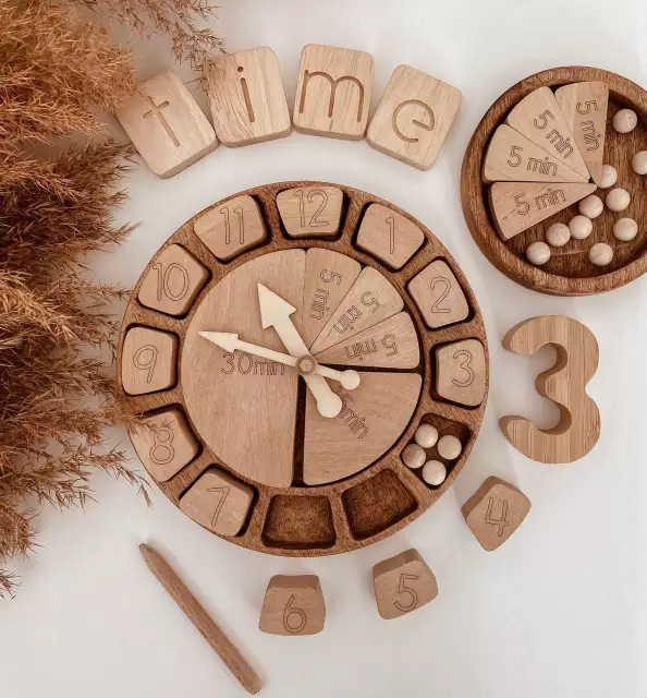 Reloj de madera con cuentas de haya y números de madera