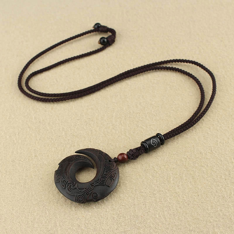 Pendentif collier Foviel en bois d'ébène et bois de santal, motif design porte-bonheur et paix