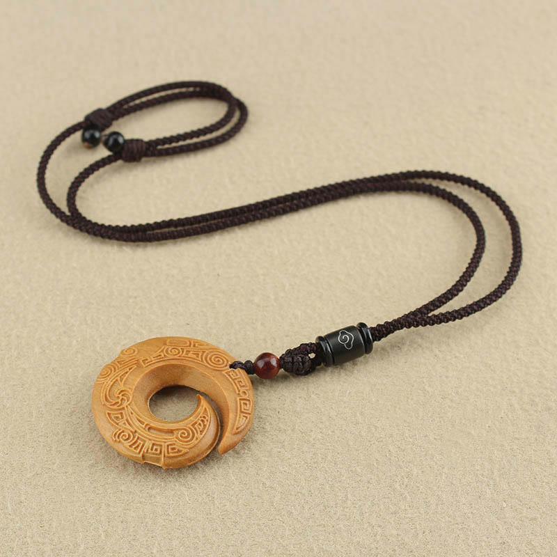 Pendentif collier Foviel en bois d'ébène et bois de santal, motif design porte-bonheur et paix