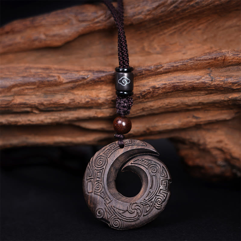Pendentif collier Foviel en bois d'ébène et bois de santal, motif design porte-bonheur et paix