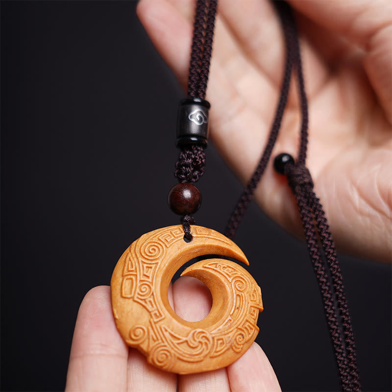 Pendentif collier Foviel en bois d'ébène et bois de santal, motif design porte-bonheur et paix