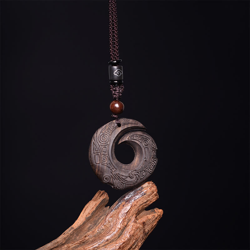 Pendentif collier Foviel en bois d'ébène et bois de santal, motif design porte-bonheur et paix