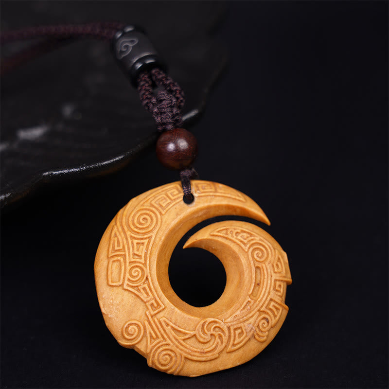 Pendentif collier Foviel en bois d'ébène et bois de santal, motif design porte-bonheur et paix