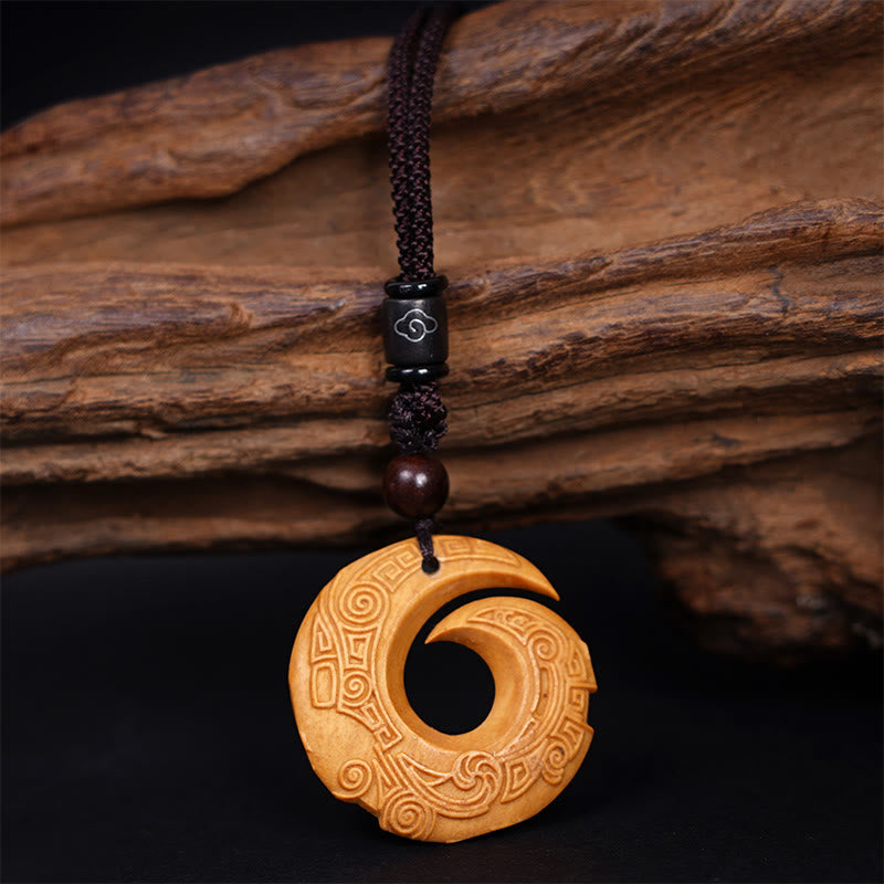Pendentif collier Foviel en bois d'ébène et bois de santal, motif design porte-bonheur et paix
