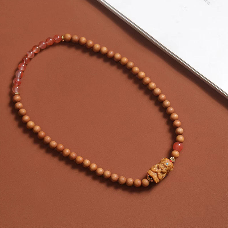 Bracelet de fortune Foviel en agate rouge du Sud et bois de santal, à l'effigie de Zakiram, la déesse tibétaine de la richesse