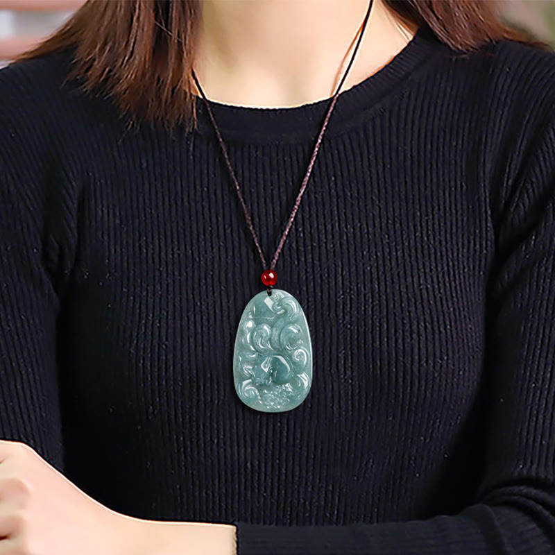 Pendentif collier Foviel en jade vert naturel motif fleur et renard à neuf queues porte-bonheur