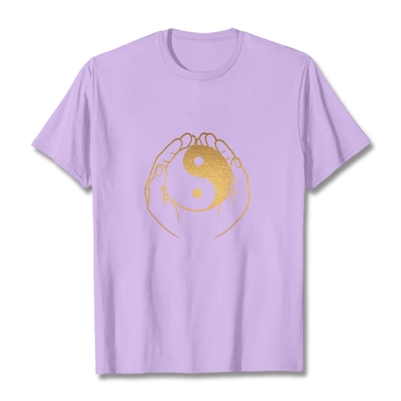 T-shirt Foviel Hands Holding A Golden Yin Yang