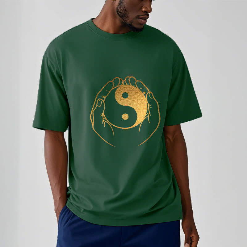 T-shirt Foviel Hands Holding A Golden Yin Yang