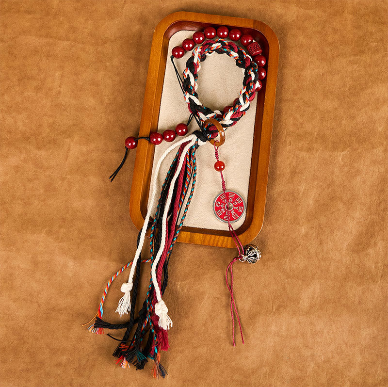 Bracelet de protection à pompon avec corde rouge double épaisseur, cinabre et perles d'argent tibétain Foviel "Esprits des montagnes"