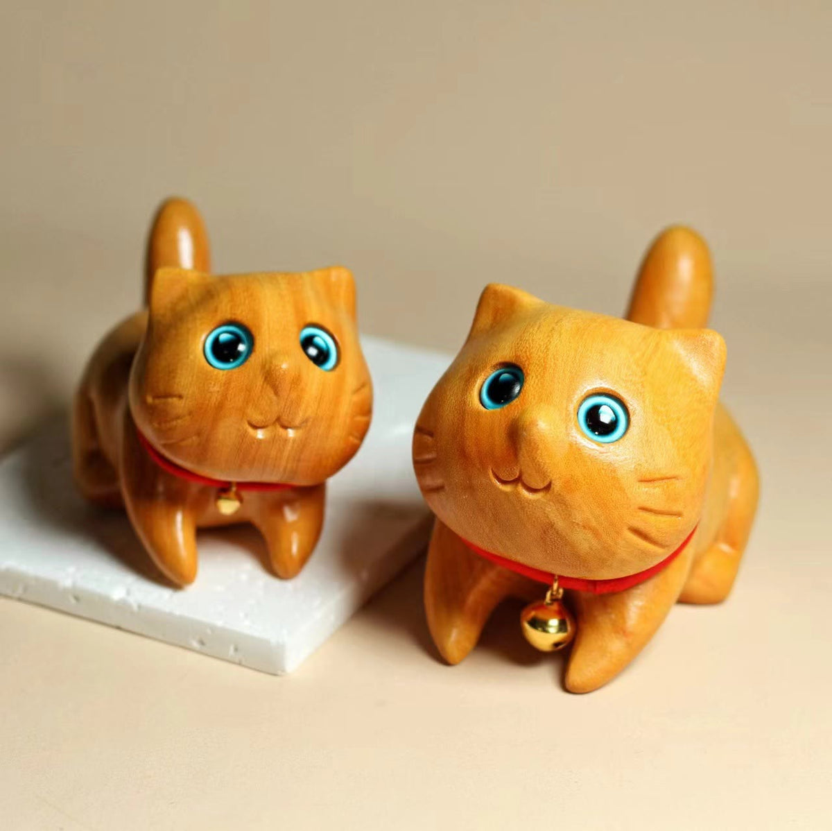 Foviel Mini Sandalwood Carved Lucky Confident Cat Healing Decoration