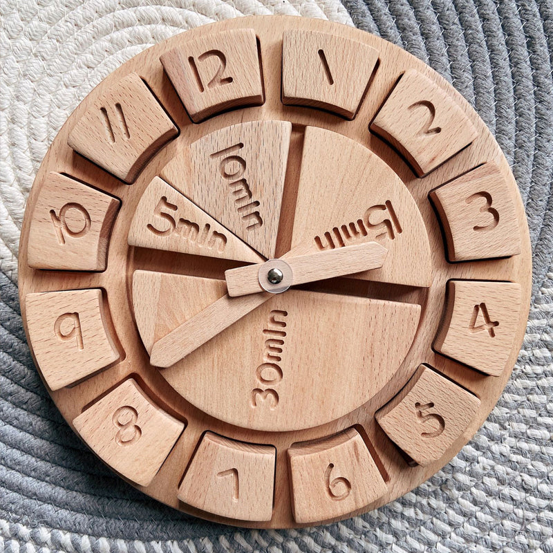 Reloj de madera con cuentas de haya y números de madera