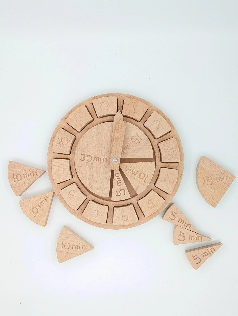 Reloj de madera con cuentas de haya y números de madera