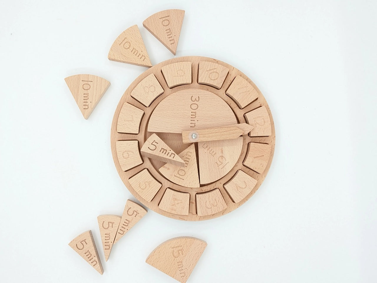 Reloj de madera con cuentas de haya y números de madera