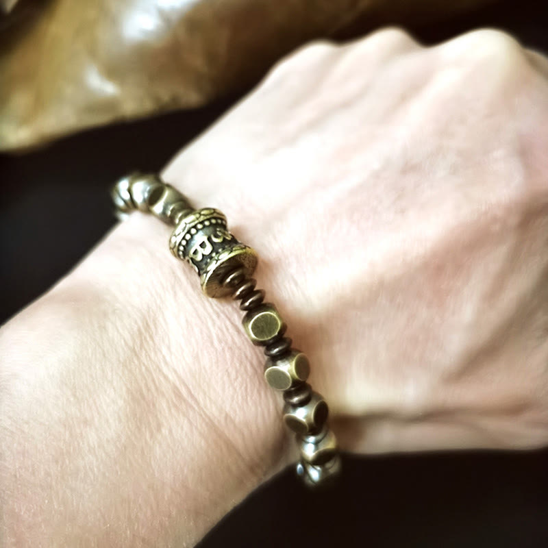 Bracelet de concentration Foviel tibétain avec amulette en cuivre et laiton gravée du mantra Om Mani Padme Hum