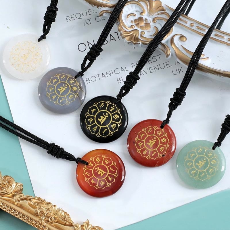 Pendentif collier de force en obsidienne noire avec divers cristaux naturels Foviel Om Mani Padme Hum
