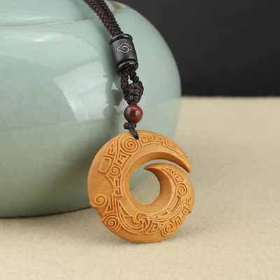 Pendentif collier Foviel en bois d'ébène et bois de santal, motif design porte-bonheur et paix