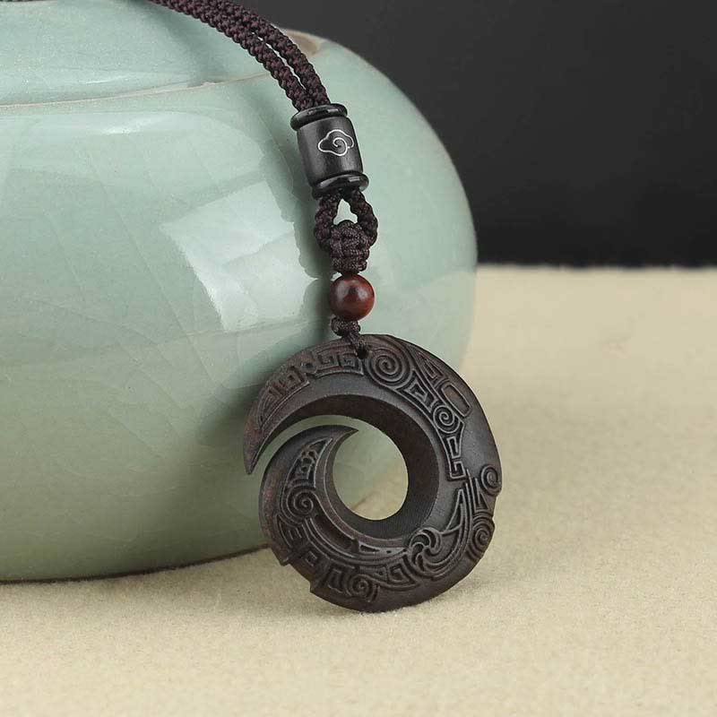 Pendentif collier Foviel en bois d'ébène et bois de santal, motif design porte-bonheur et paix