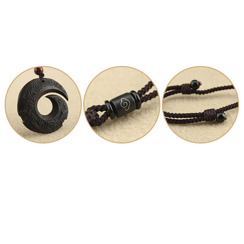 Pendentif collier Foviel en bois d'ébène et bois de santal, motif design porte-bonheur et paix