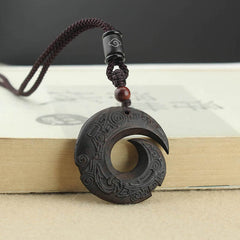 Pendentif collier Foviel en bois d'ébène et bois de santal, motif design porte-bonheur et paix
