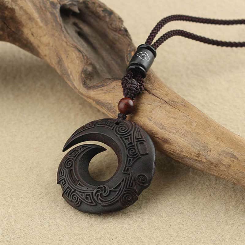 Pendentif collier Foviel en bois d'ébène et bois de santal, motif design porte-bonheur et paix