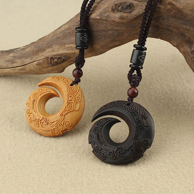 Pendentif collier Foviel en bois d'ébène et bois de santal, motif design porte-bonheur et paix