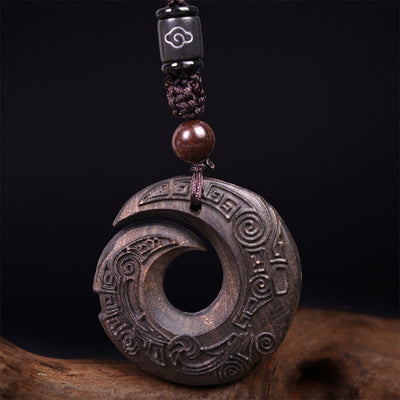 Pendentif collier Foviel en bois d'ébène et bois de santal, motif design porte-bonheur et paix