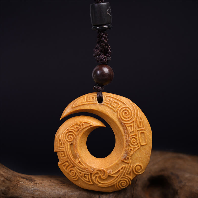 Pendentif collier Foviel en bois d'ébène et bois de santal, motif design porte-bonheur et paix