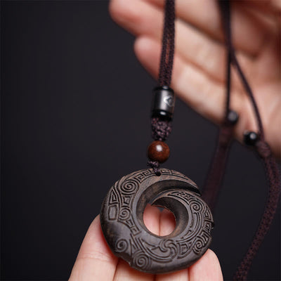 Pendentif collier Foviel en bois d'ébène et bois de santal, motif design porte-bonheur et paix