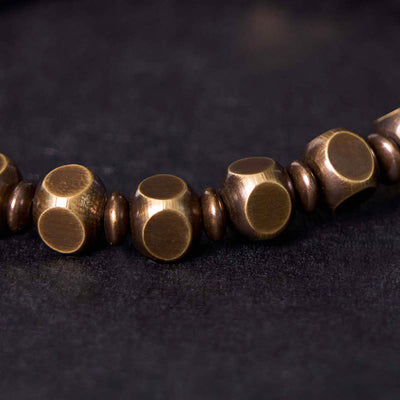 Bracelet de concentration Foviel tibétain avec amulette en cuivre et laiton gravée du mantra Om Mani Padme Hum