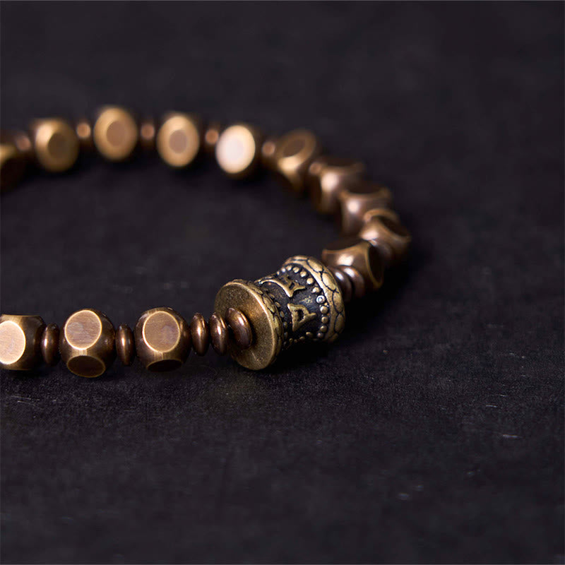 Bracelet de concentration Foviel tibétain avec amulette en cuivre et laiton gravée du mantra Om Mani Padme Hum