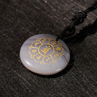 Pendentif collier de force en obsidienne noire avec divers cristaux naturels Foviel Om Mani Padme Hum
