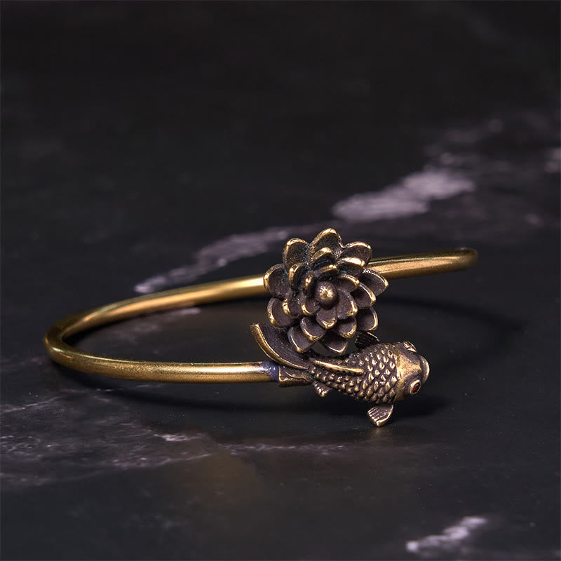 Bracelet jonc Foviel motif fleur de lotus et carpe koï en cuivre et laiton, symbole d'éveil et de chance