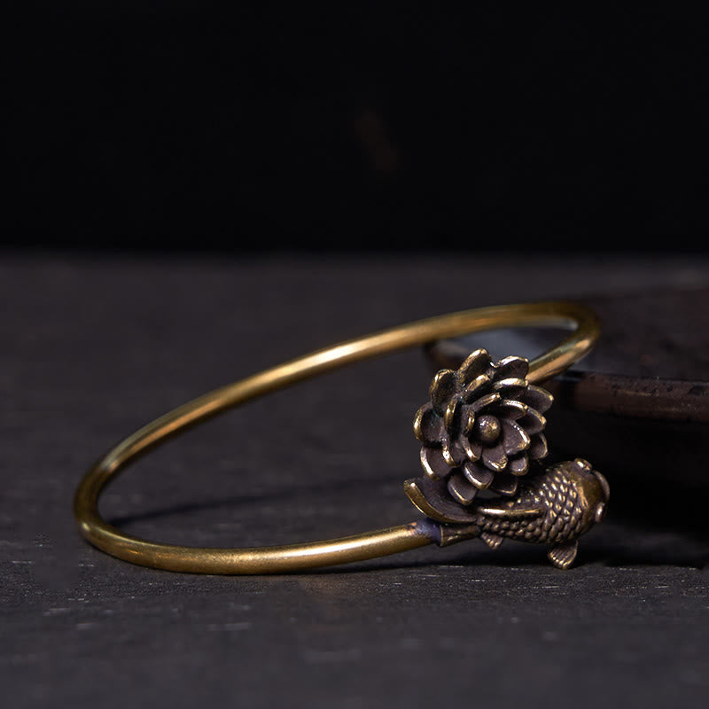Bracelet jonc Foviel motif fleur de lotus et carpe koï en cuivre et laiton, symbole d'éveil et de chance