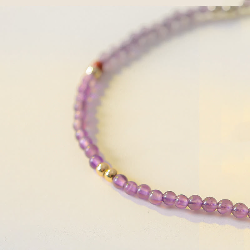 Bracelet de méditation pour la paix intérieure Foviel en perles d'améthyste naturelle ultra-fines de 2 mm et cuivre plaqué or 14 carats