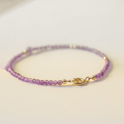 Bracelet de méditation pour la paix intérieure Foviel en perles d'améthyste naturelle ultra-fines de 2 mm et cuivre plaqué or 14 carats