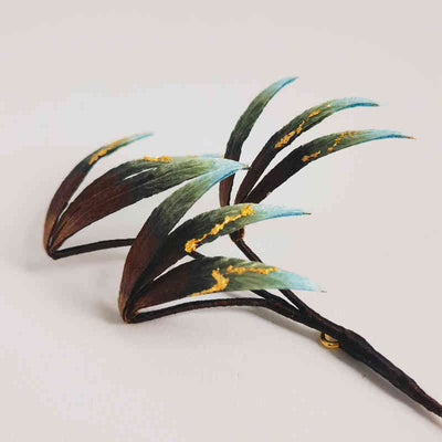 Broche Foviel en forme de fleur en velours fait main avec feuilles de bambou en soie de mûrier verte