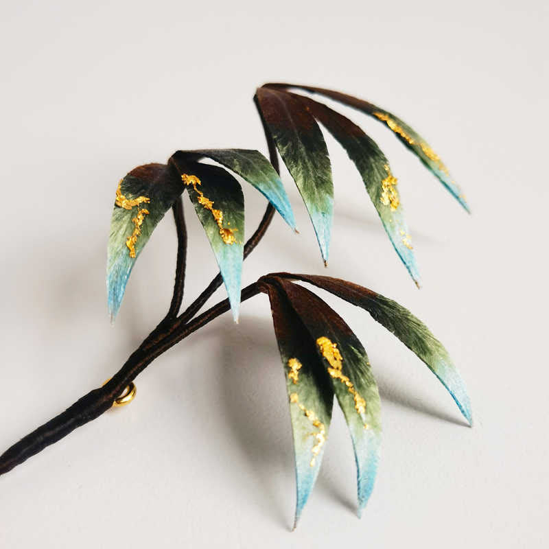 Broche Foviel en forme de fleur en velours fait main avec feuilles de bambou en soie de mûrier verte