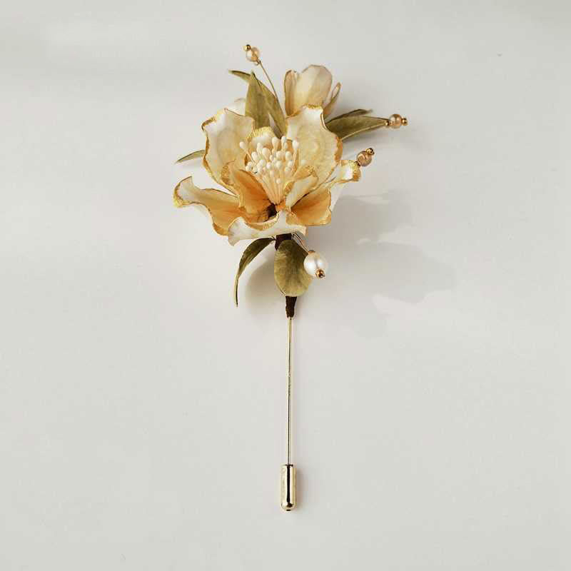 Broche fleur en velours faite main Foviel, camélia blanc en soie de mûrier