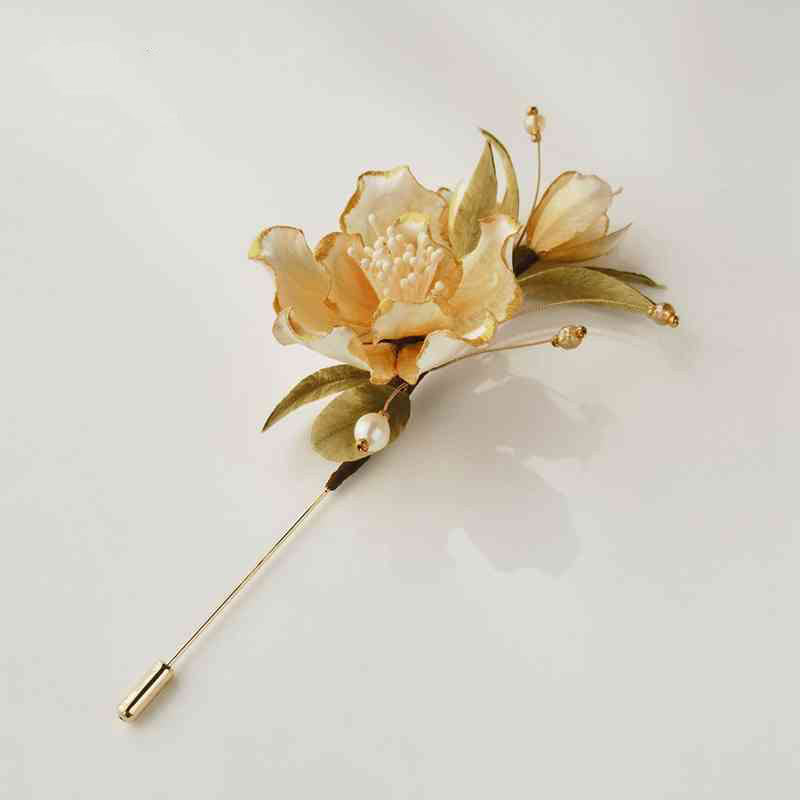 Broche fleur en velours faite main Foviel, camélia blanc en soie de mûrier