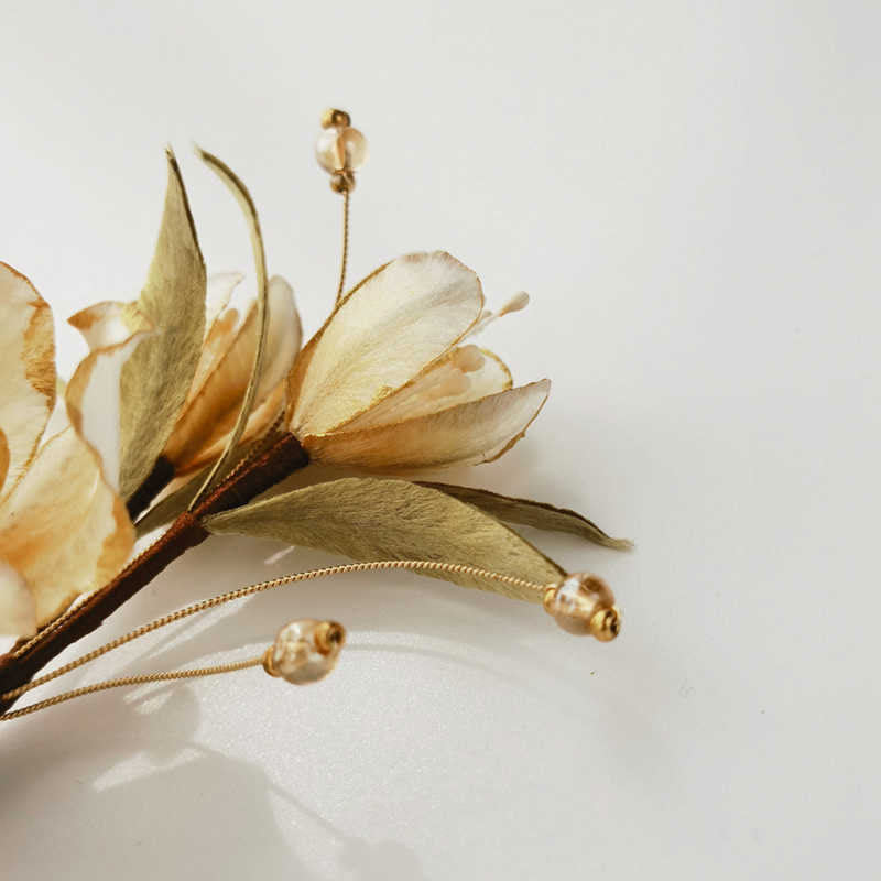 Broche fleur en velours faite main Foviel, camélia blanc en soie de mûrier