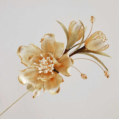 Broche fleur en velours faite main Foviel, camélia blanc en soie de mûrier