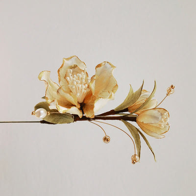 Broche fleur en velours faite main Foviel, camélia blanc en soie de mûrier