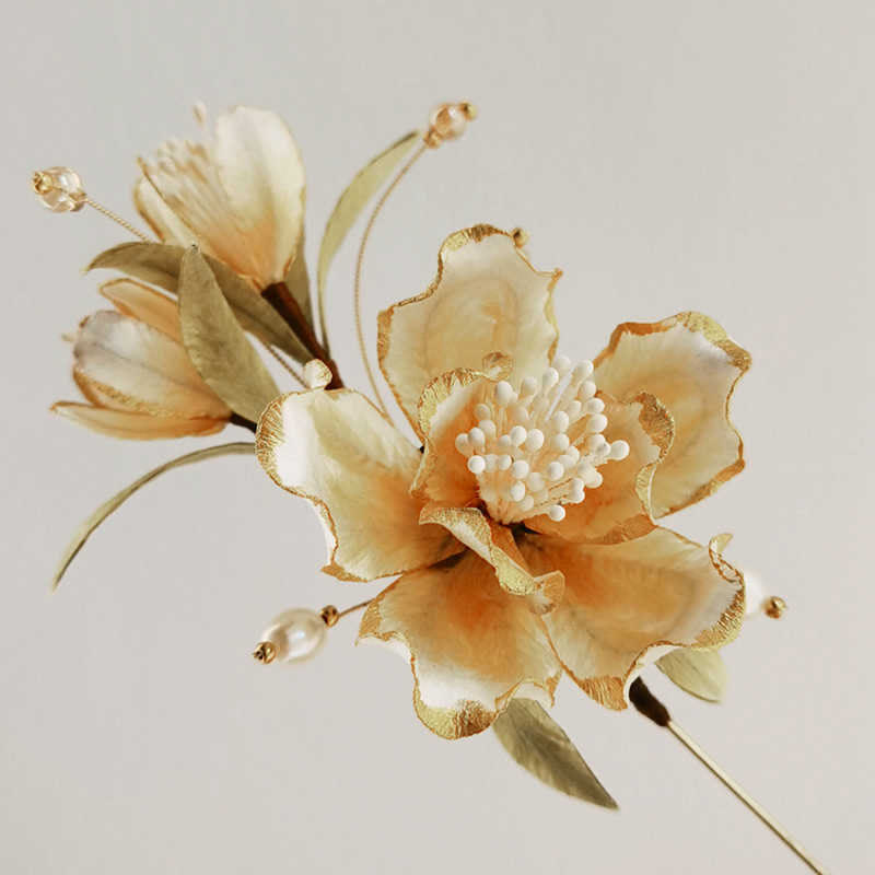 Broche fleur en velours faite main Foviel, camélia blanc en soie de mûrier
