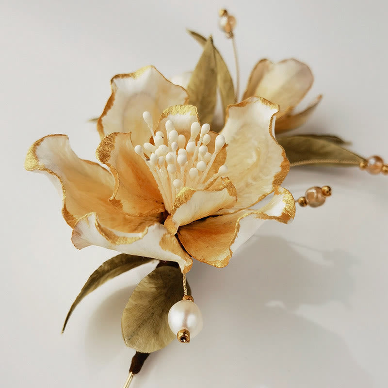 Broche fleur en velours faite main Foviel, camélia blanc en soie de mûrier