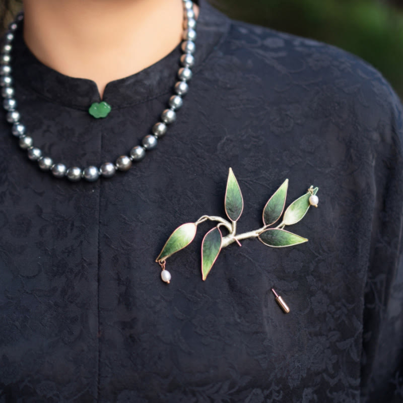 Broche bambou vert en soie de mûrier et fleur de velours faite main Foviel Yangzhou