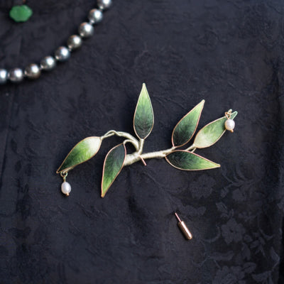Broche bambou vert en soie de mûrier et fleur de velours faite main Foviel Yangzhou