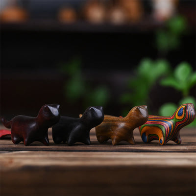 Mini chat porte-bonheur décoratif Foviel en bois de santal vert, bois de santal rouge à petites feuilles, ébène et bois arc-en-ciel
