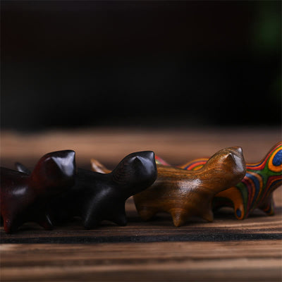 Mini chat porte-bonheur décoratif Foviel en bois de santal vert, bois de santal rouge à petites feuilles, ébène et bois arc-en-ciel