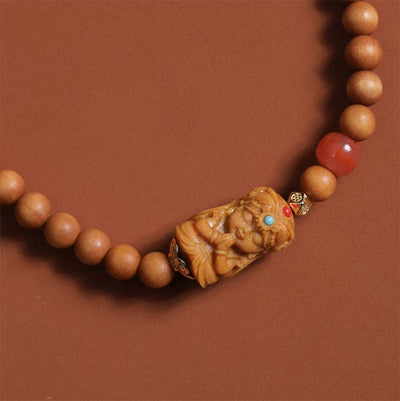 Bracelet de fortune Foviel en agate rouge du Sud et bois de santal, à l'effigie de Zakiram, la déesse tibétaine de la richesse