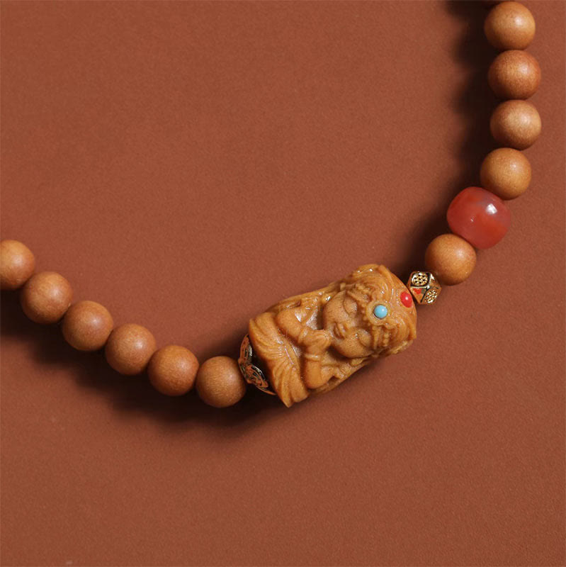 Bracelet de fortune Foviel en agate rouge du Sud et bois de santal, à l'effigie de Zakiram, la déesse tibétaine de la richesse